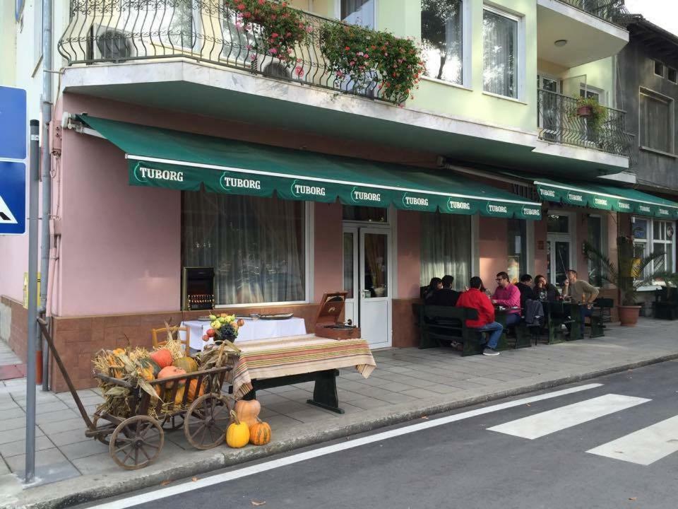 Family Hotel Odessa Szevlievo Kültér fotó
